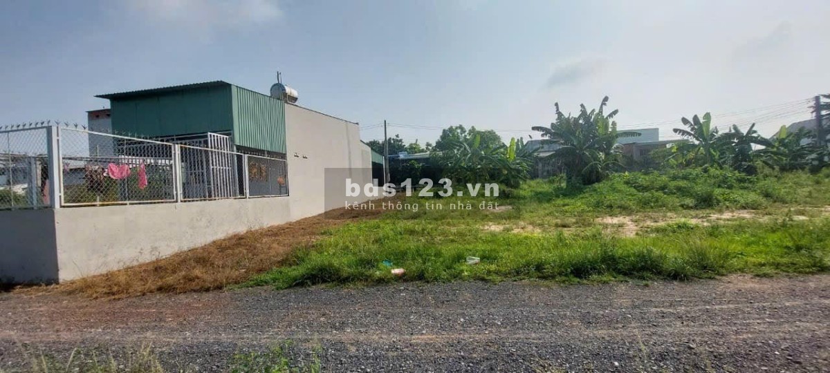 Cần bán đất gấp hơn 1400M2, đất nở hậu có quy hoạch thổ cư nằm ngay thị xã