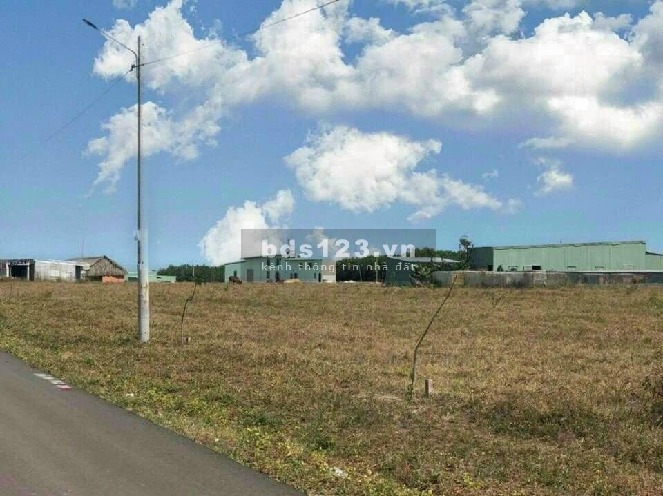 Cần bán đất gấp hơn 1400M2, đất nở hậu có quy hoạch thổ cư nằm ngay thị xã