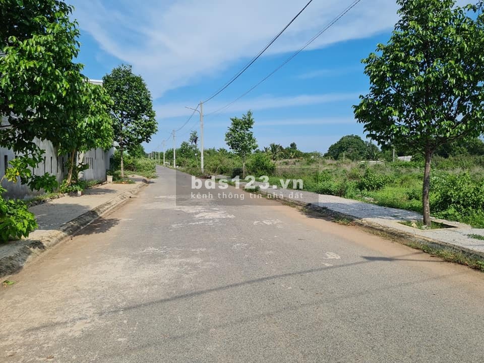 Cần bán đất gấp hơn 1400M2, đất nở hậu có quy hoạch thổ cư nằm ngay thị xã