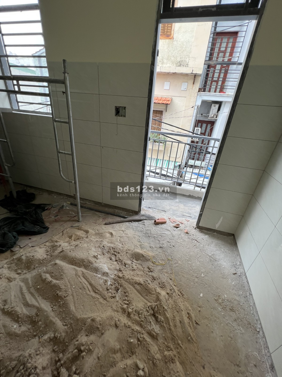 Phòng trọ mới khai trương, mới 100%, máy lạnh, gác lửng + bếp, ngay Lê Trọng Tấn.