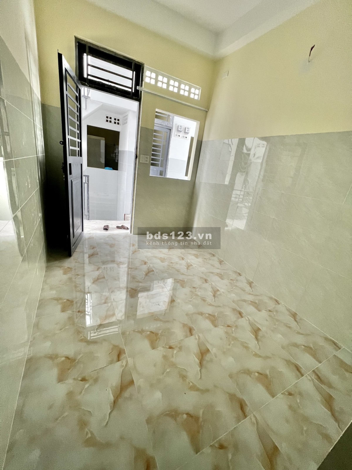 Phòng trọ mới khai trương, mới 100%, máy lạnh, gác lửng + bếp, ngay Lê Trọng Tấn.