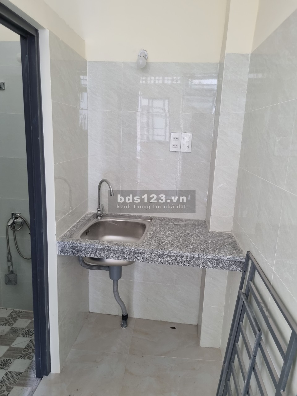 Phòng trọ mới khai trương, mới 100%, máy lạnh, gác lửng + bếp, ngay Lê Trọng Tấn.