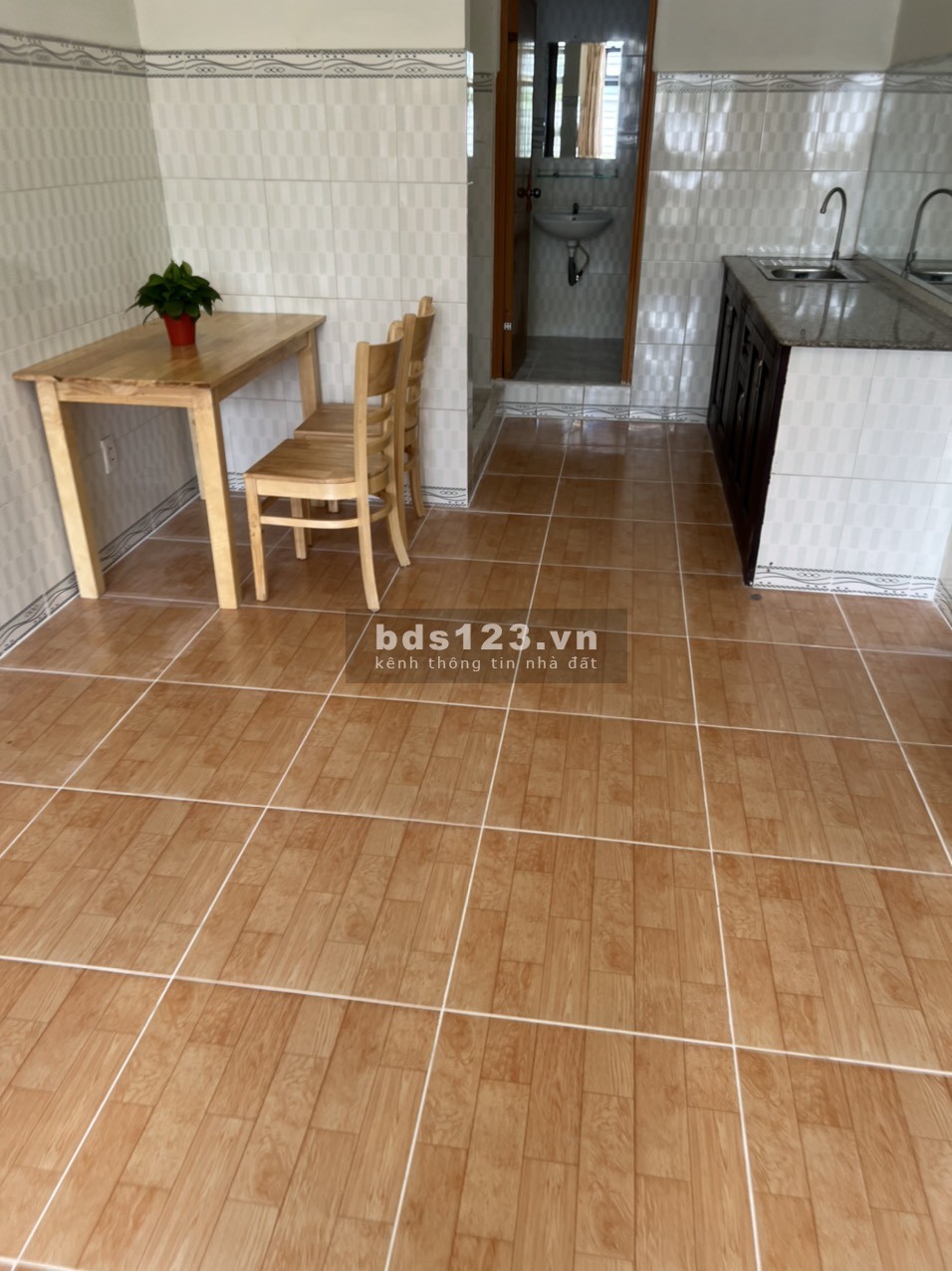 Căn hộ, phòng trọ rất rộng 50m2, máy lạnh, Ban Công, bếp, giờ tự do.....gần chợ Tân Hương