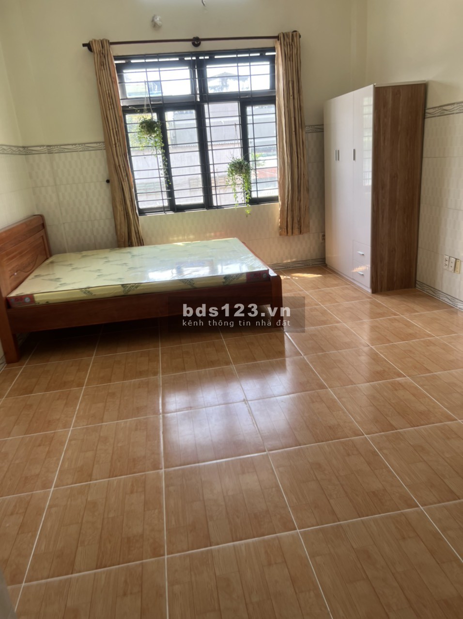 Căn hộ, phòng trọ rất rộng 50m2, máy lạnh, Ban Công, bếp, giờ tự do.....gần chợ Tân Hương