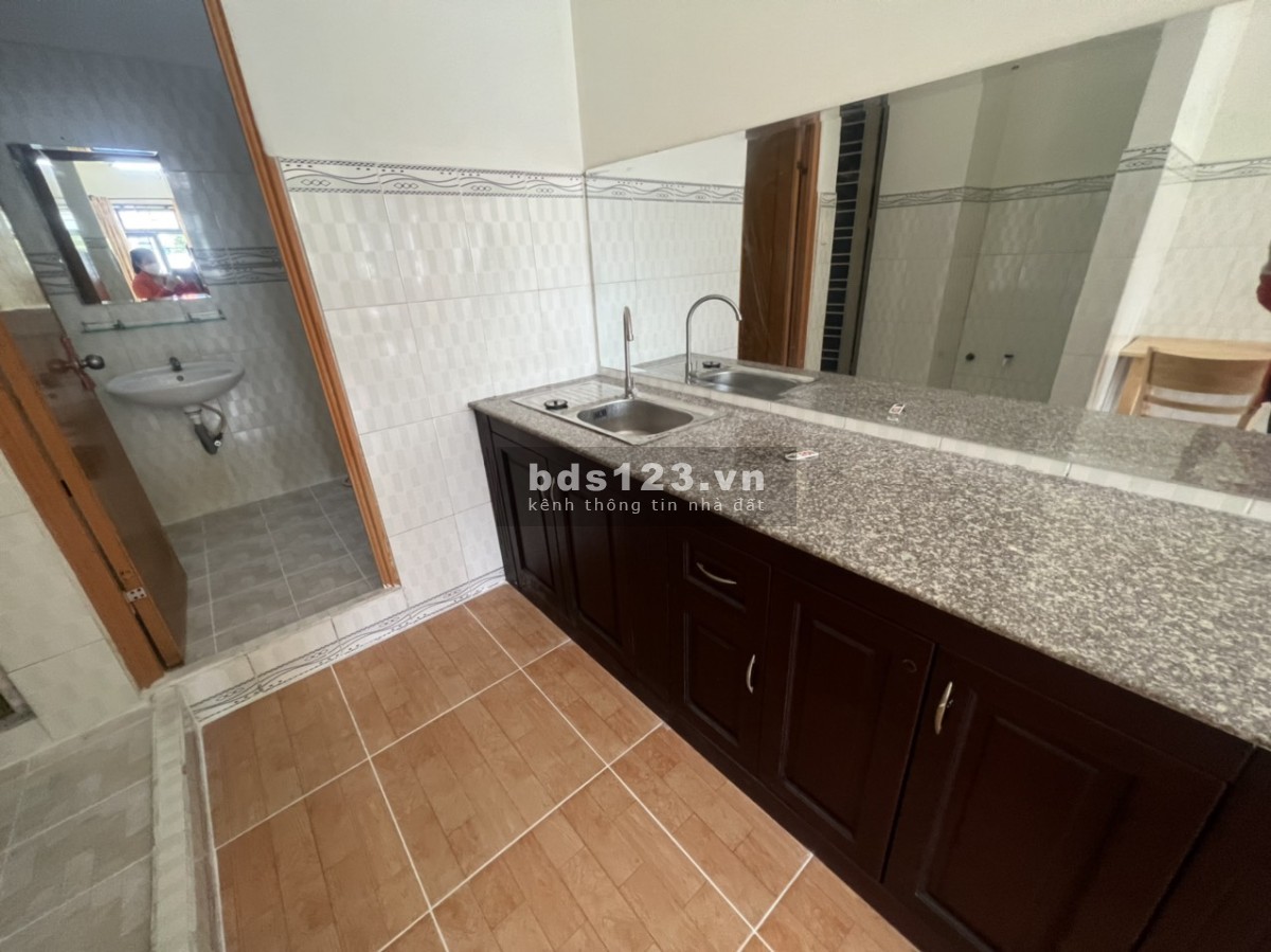 Căn hộ, phòng trọ rất rộng 50m2, máy lạnh, Ban Công, bếp, giờ tự do.....gần chợ Tân Hương