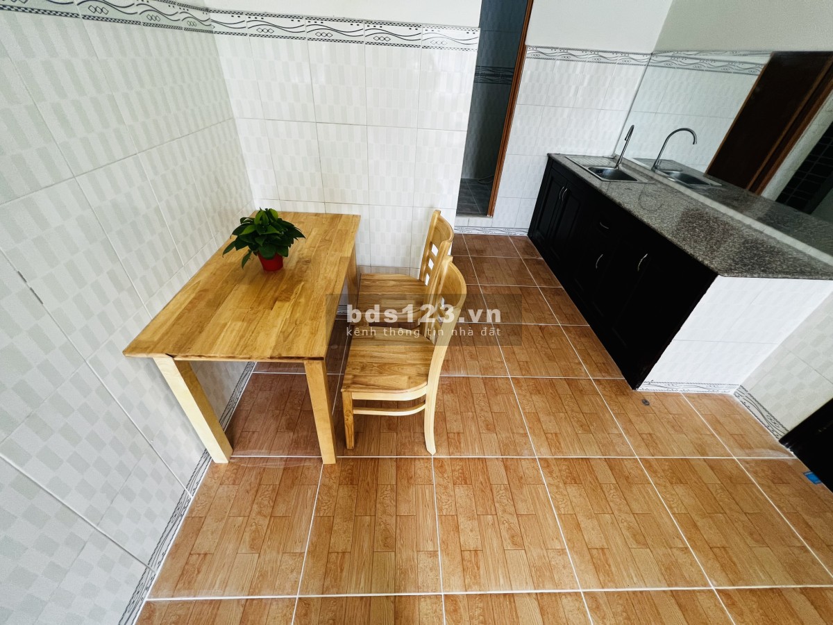 Căn hộ, phòng trọ rất rộng 50m2, máy lạnh, Ban Công, bếp, giờ tự do.....gần chợ Tân Hương