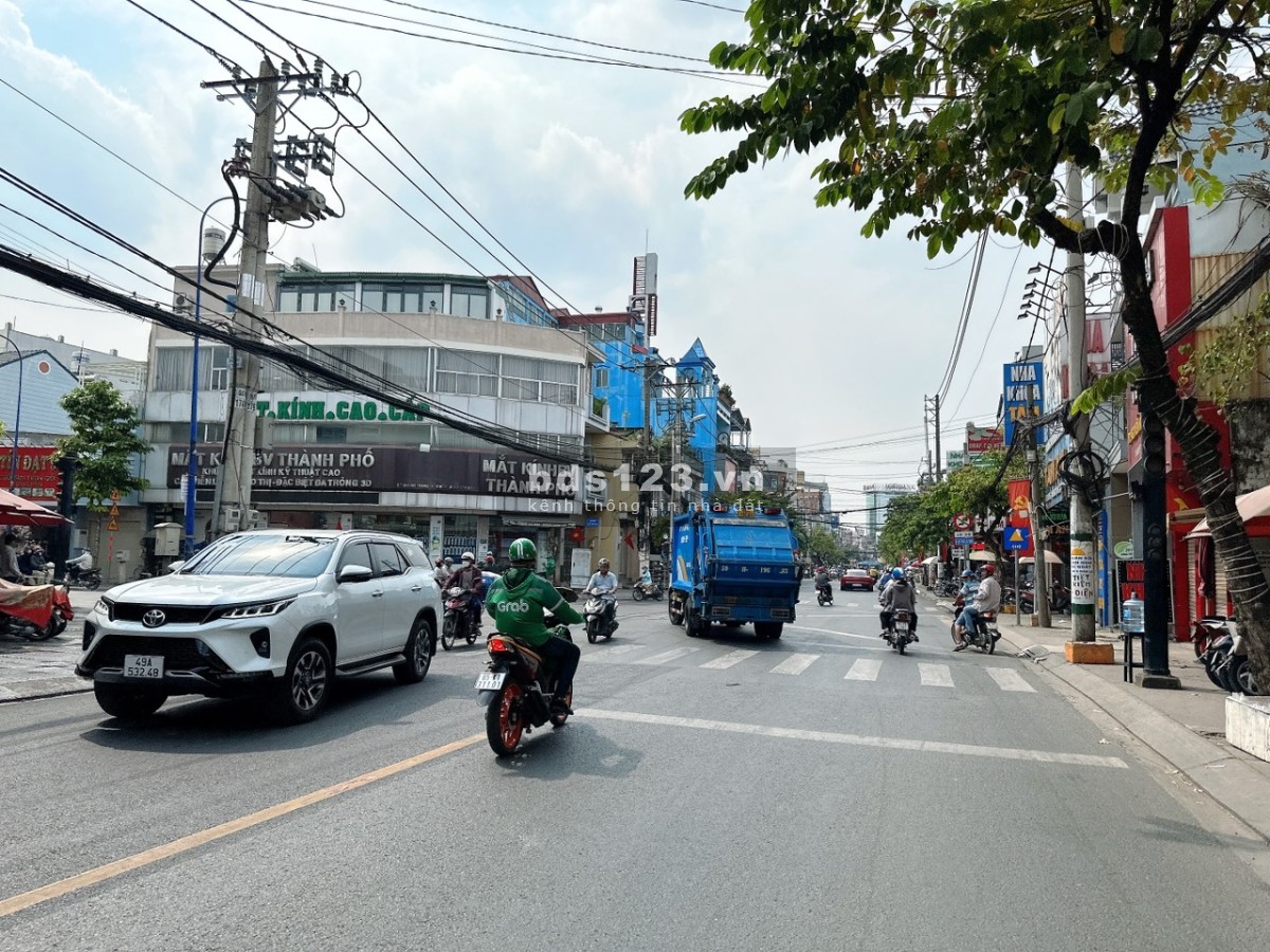 Quá RẺ DT khủng 330m2 ngang 11m Quang Trung 3 tầng KD đa nghề gần chợ Hóc Môn 11.25 tỷ.