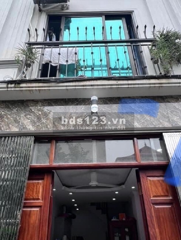 Bán nhà 26 trong ngõ 32 Đỗ Đức Dục, diện tích 38m2, 4 tầng, mặt tiền 4m, giá 5.5 tỷ.