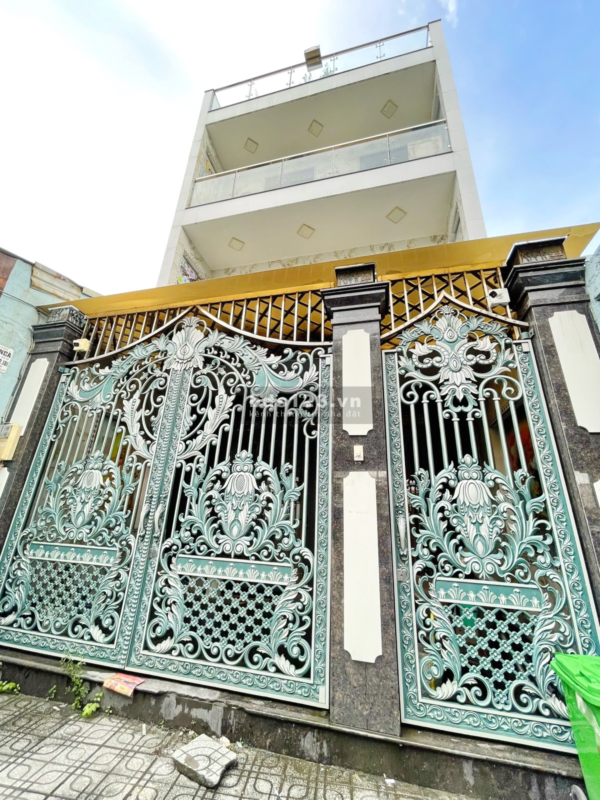 Bán gấp nhà 2 lầu đẹp mới DT 8x18m mặt tiền Nguyễn Văn Quỳ Q7 giảm còn 10.5 tỷ