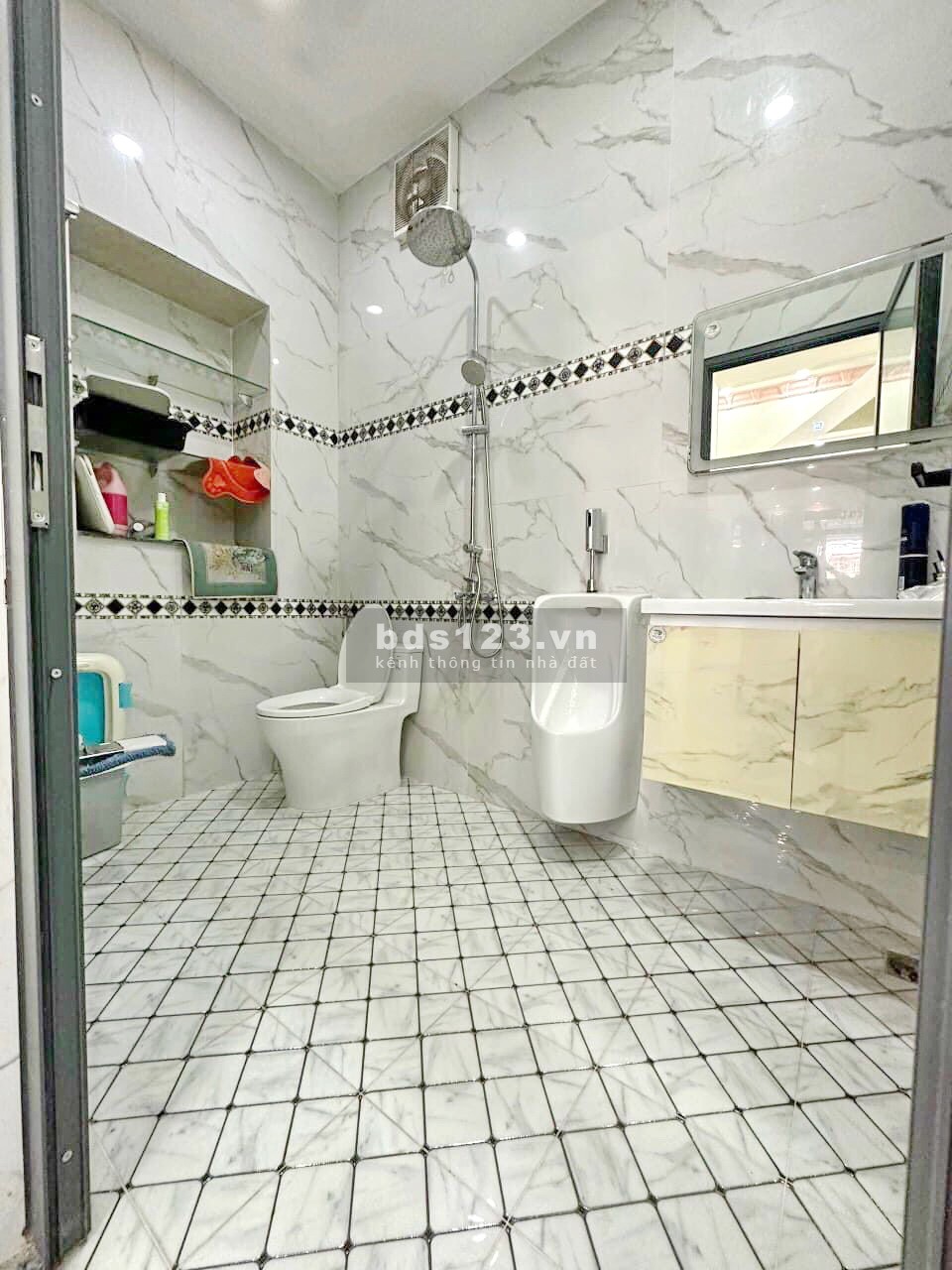 Bán gấp nhà 2 lầu đẹp mới DT 8x18m mặt tiền Nguyễn Văn Quỳ Q7 giảm còn 10.5 tỷ