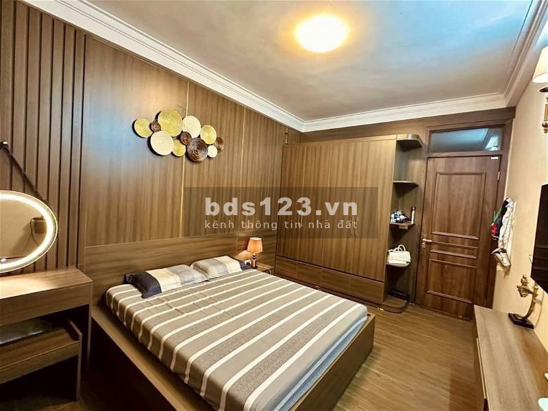 Bán Nhà Phố Hoàng Mai 6.45 tỷ, 66m2, Mặt Tiền 4.8m, nhà 2 thoáng, có sân để xe, ngõ nông