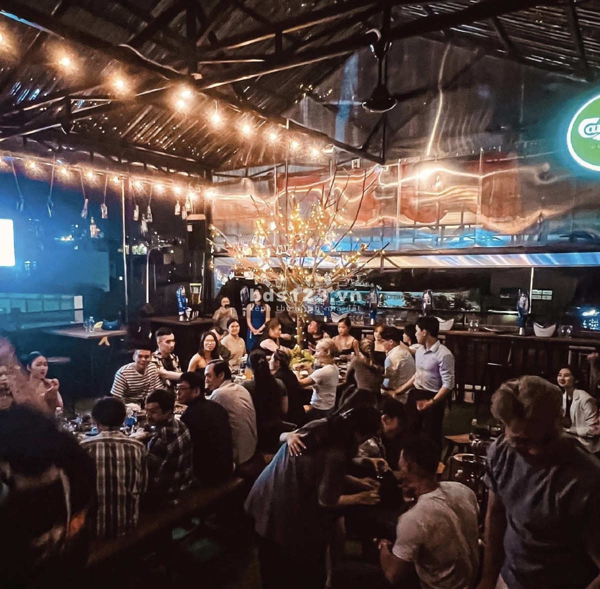 Cho thuê hoặc sang quán Beer Garden 220m2 tầng 2 mặt tiền Trần Não