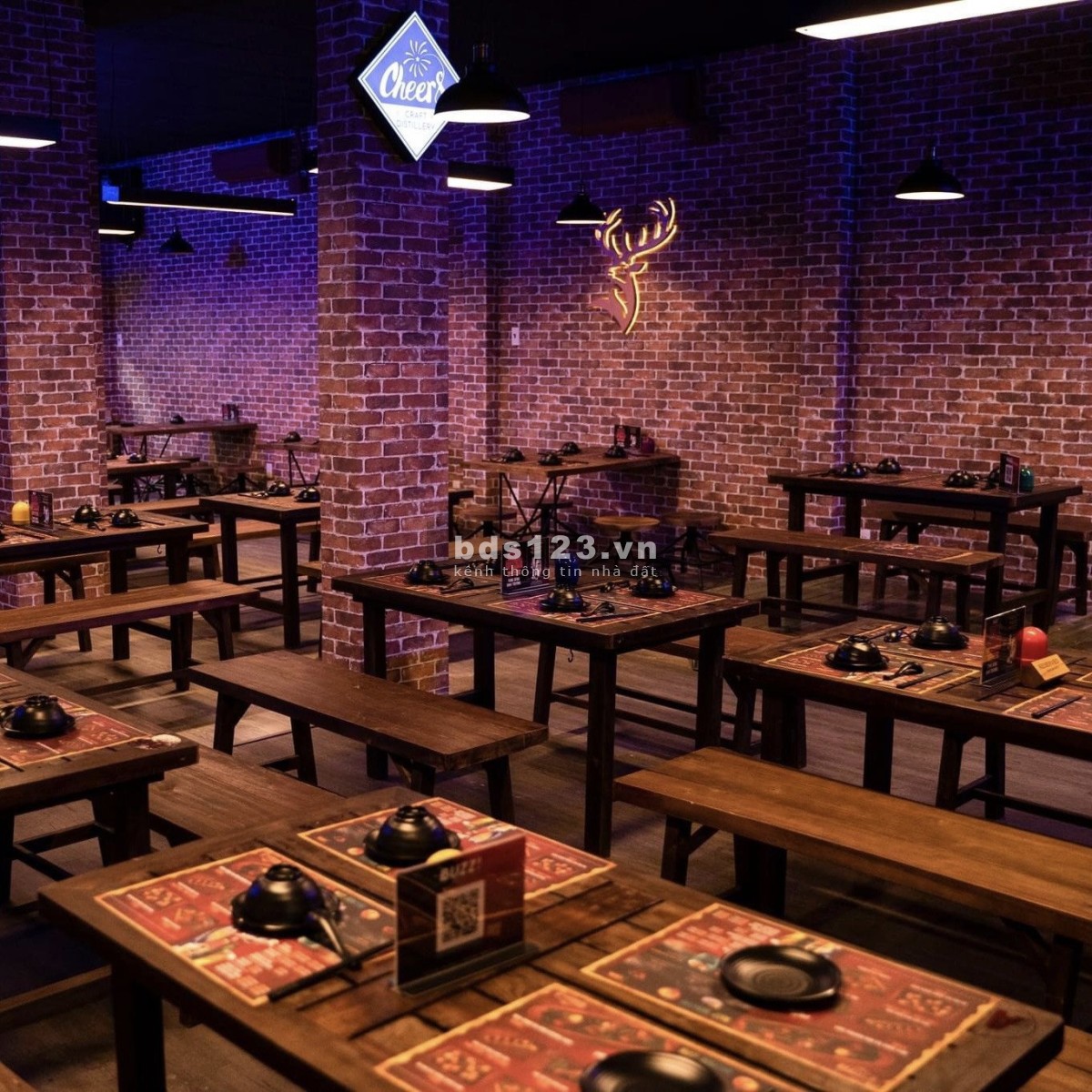 Cho thuê hoặc sang quán Beer Garden 220m2 tầng 2 mặt tiền Trần Não