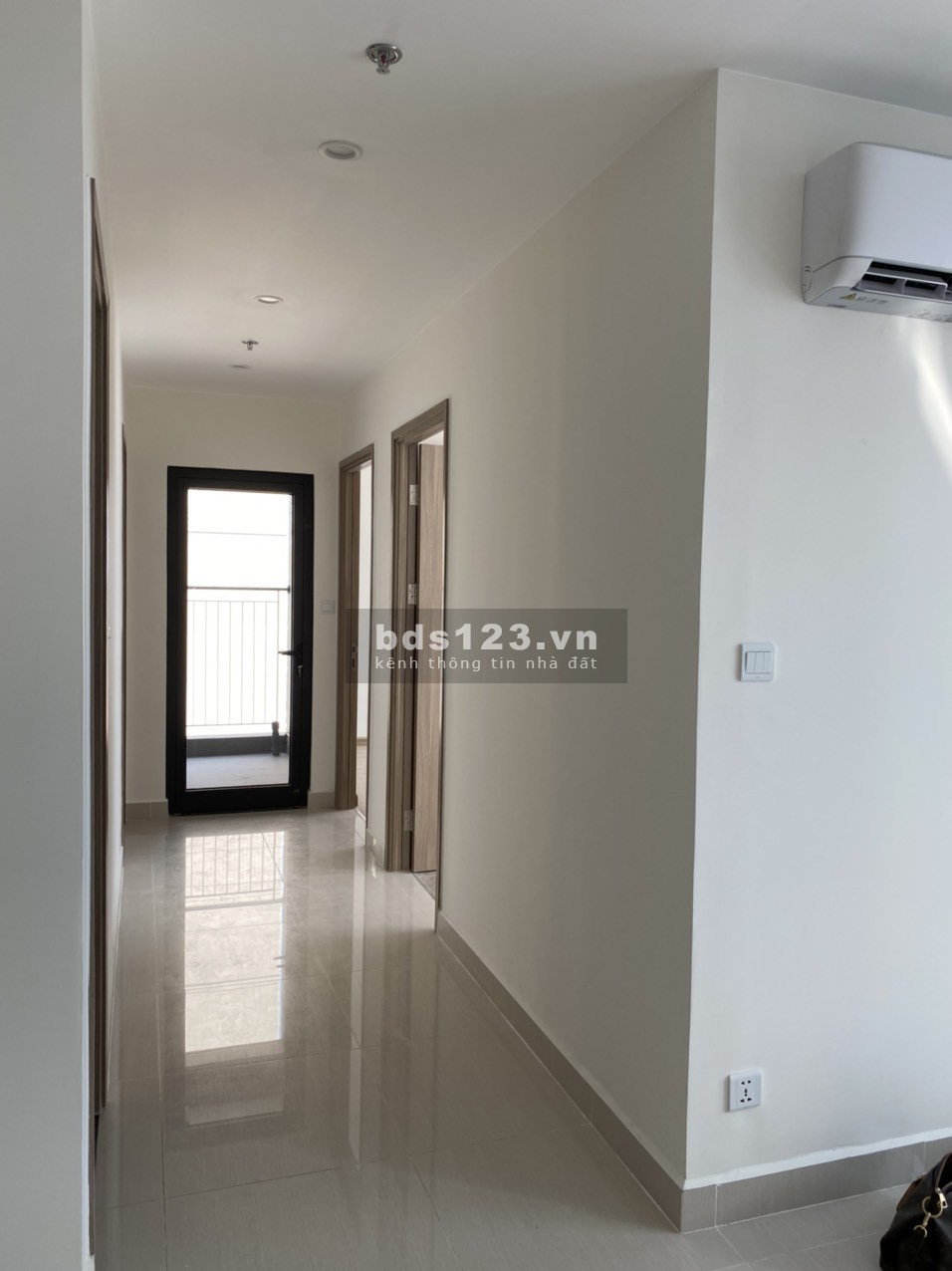 Duy nhất căn 3PN2WC 75m đồ cơ bản có bếp vào luôn 11tr/tháng Vinhomes Smart City