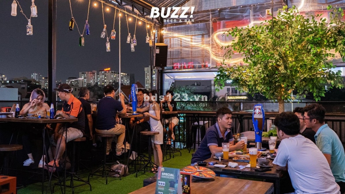 Cho thuê hoặc sang quán Beer Garden 220m2 tầng 2 mặt tiền Trần Não