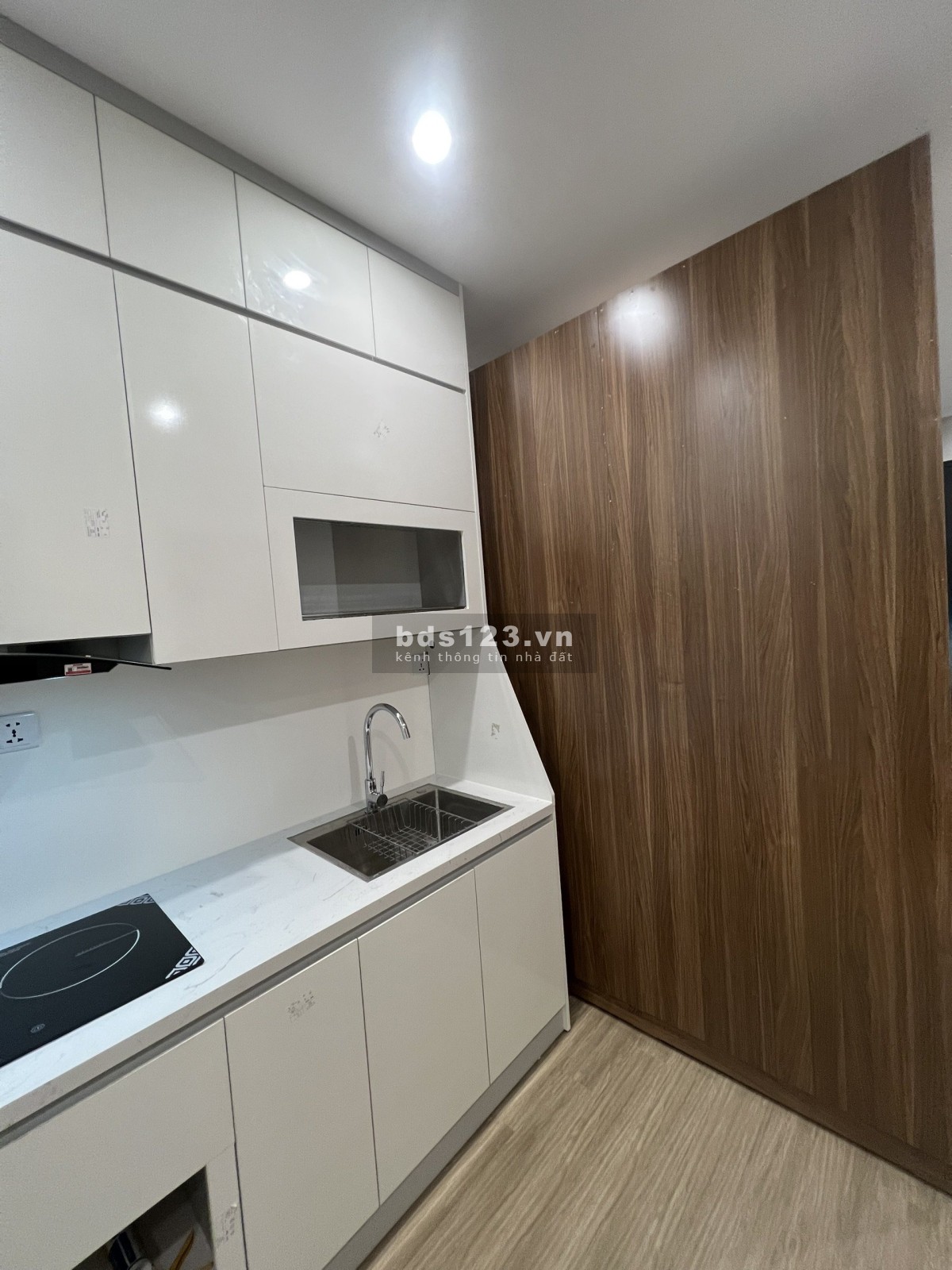 Tìm chủ mới cho căn studio, tầng 3x, bếp cộng đồng tự nấu, diện tích 25m2, full gỗ, giá 1.380 triệu.
