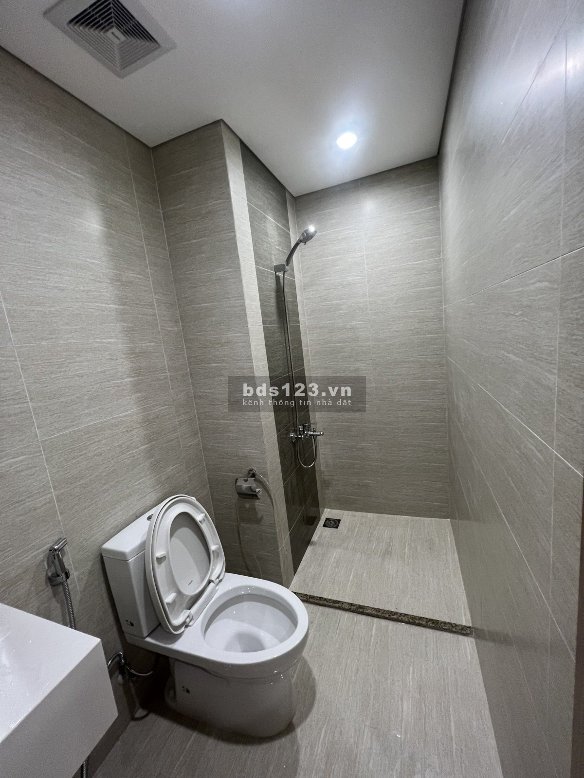 Tìm chủ mới cho căn studio, tầng 3x, bếp cộng đồng tự nấu, diện tích 25m2, full gỗ, giá 1.380 triệu.