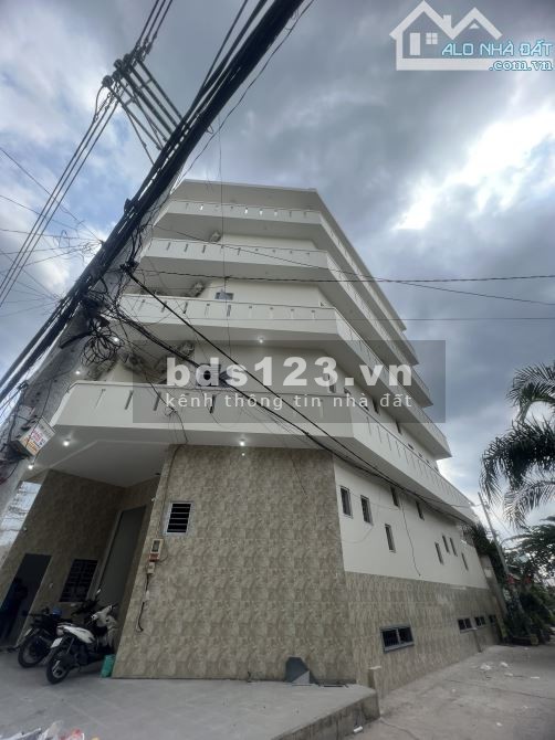 Tòa nhà mới xây đẹp tinh tươm, Máy Lạnh + Gác lửng cao, ban công riêng, có thang máy