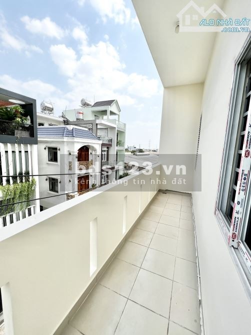 Tòa nhà mới xây đẹp tinh tươm, Máy Lạnh + Gác lửng cao, ban công riêng, có thang máy