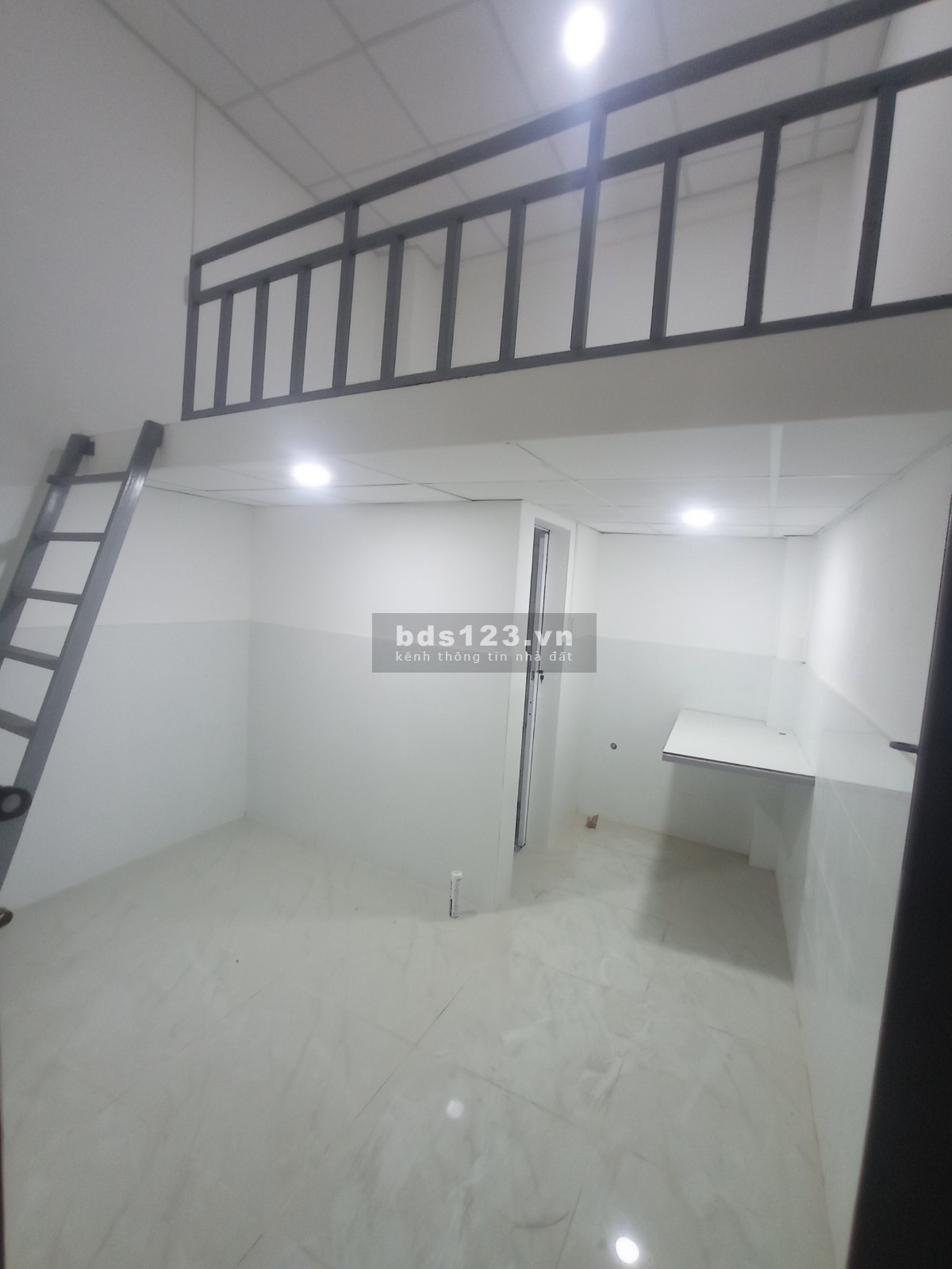 Phòng trọ mới xây 100% rất đẹp như hình, có gác rộng + kệ bếp, xe miễn phí, giờ giấc thoải