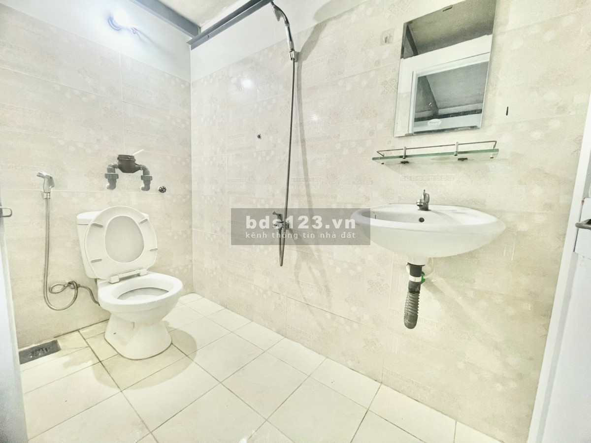 Tòa nhà mới xây đẹp tinh tươm, Máy Lạnh + Gác lửng cao, ban công riêng, có thang máy