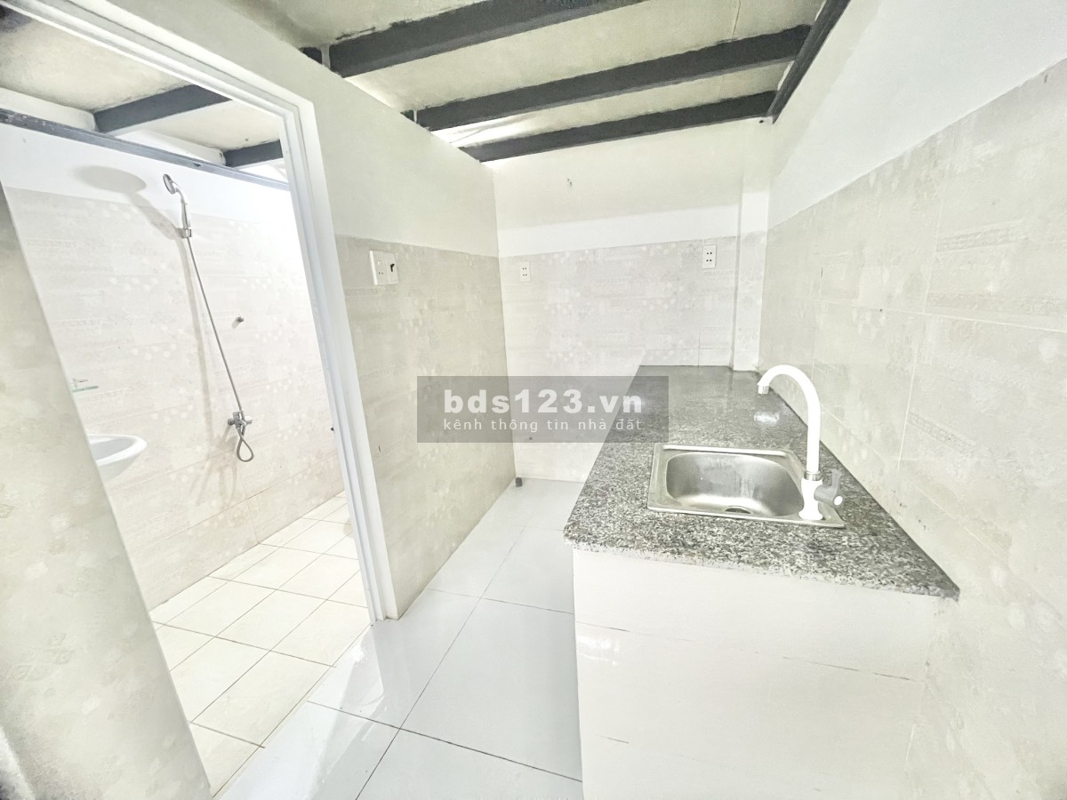Tòa nhà mới xây đẹp tinh tươm, Máy Lạnh + Gác lửng cao, ban công riêng, có thang máy