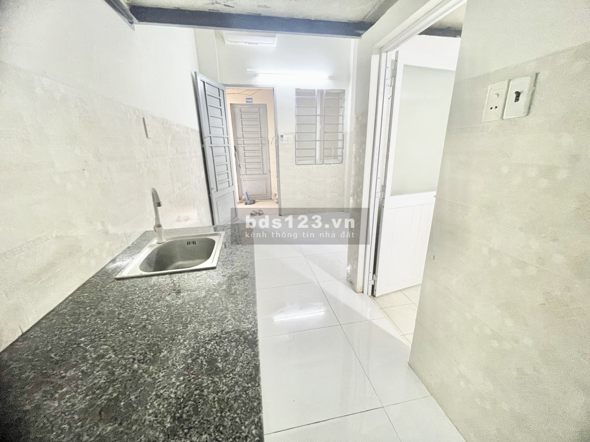 Tòa nhà mới xây đẹp tinh tươm, Máy Lạnh + Gác lửng cao, ban công riêng, có thang máy