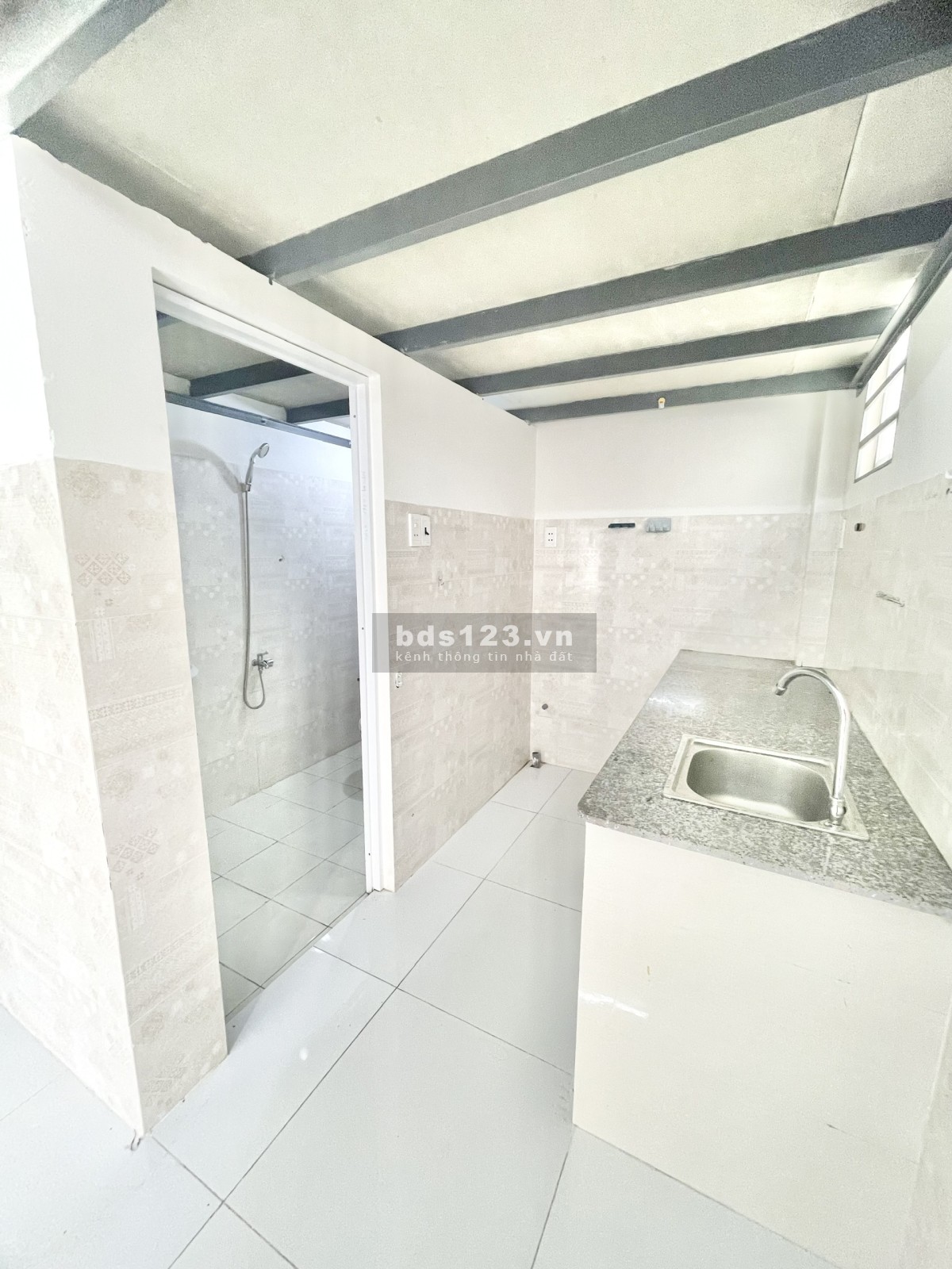 Tòa nhà mới xây đẹp tinh tươm, Máy Lạnh + Gác lửng cao, ban công riêng, có thang máy