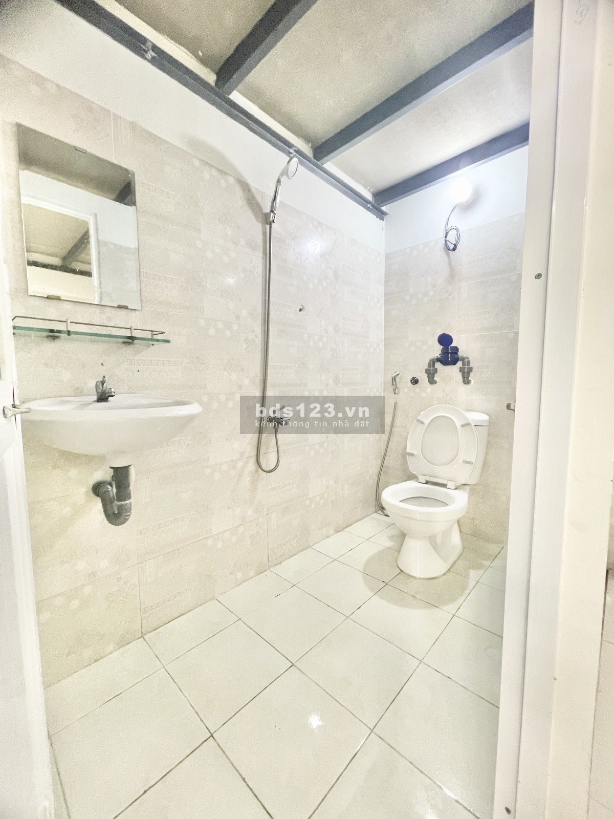 Tòa nhà mới xây đẹp tinh tươm, Máy Lạnh + Gác lửng cao, ban công riêng, có thang máy