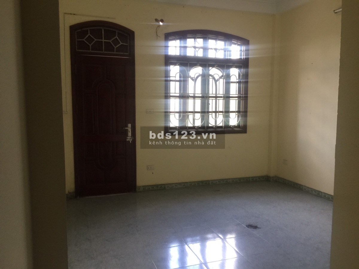 Văn phòng tầng 2 tòa nhà mặt phố Ngô Gia Tự, Long Biên, Hà Nội. DT 70m2 chỉ 5tr