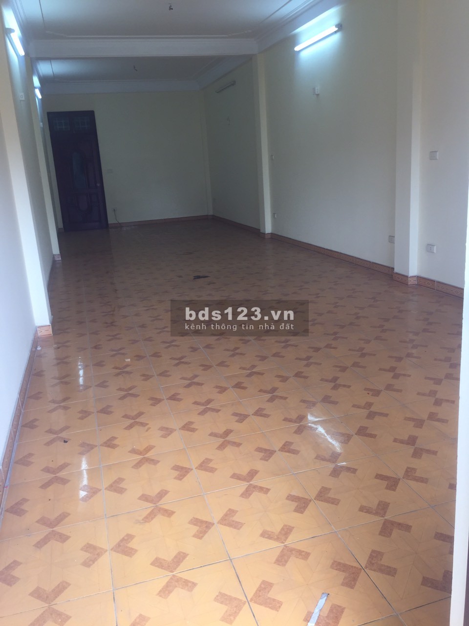 Văn phòng tầng 2 tòa nhà mặt phố Ngô Gia Tự, Long Biên, Hà Nội. DT 70m2 chỉ 5tr