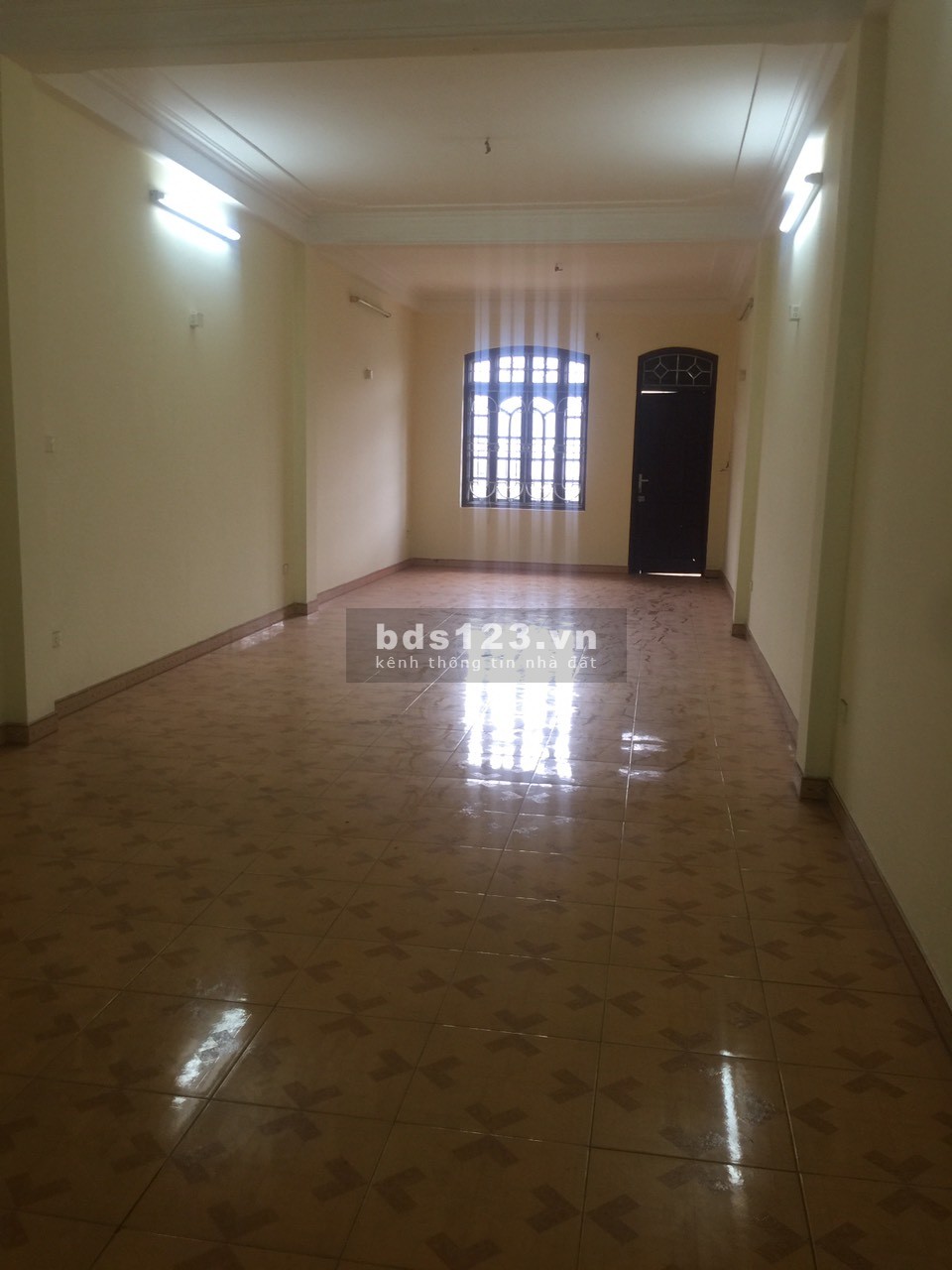 Văn phòng tầng 2 tòa nhà mặt phố Ngô Gia Tự, Long Biên, Hà Nội. DT 70m2 chỉ 5tr