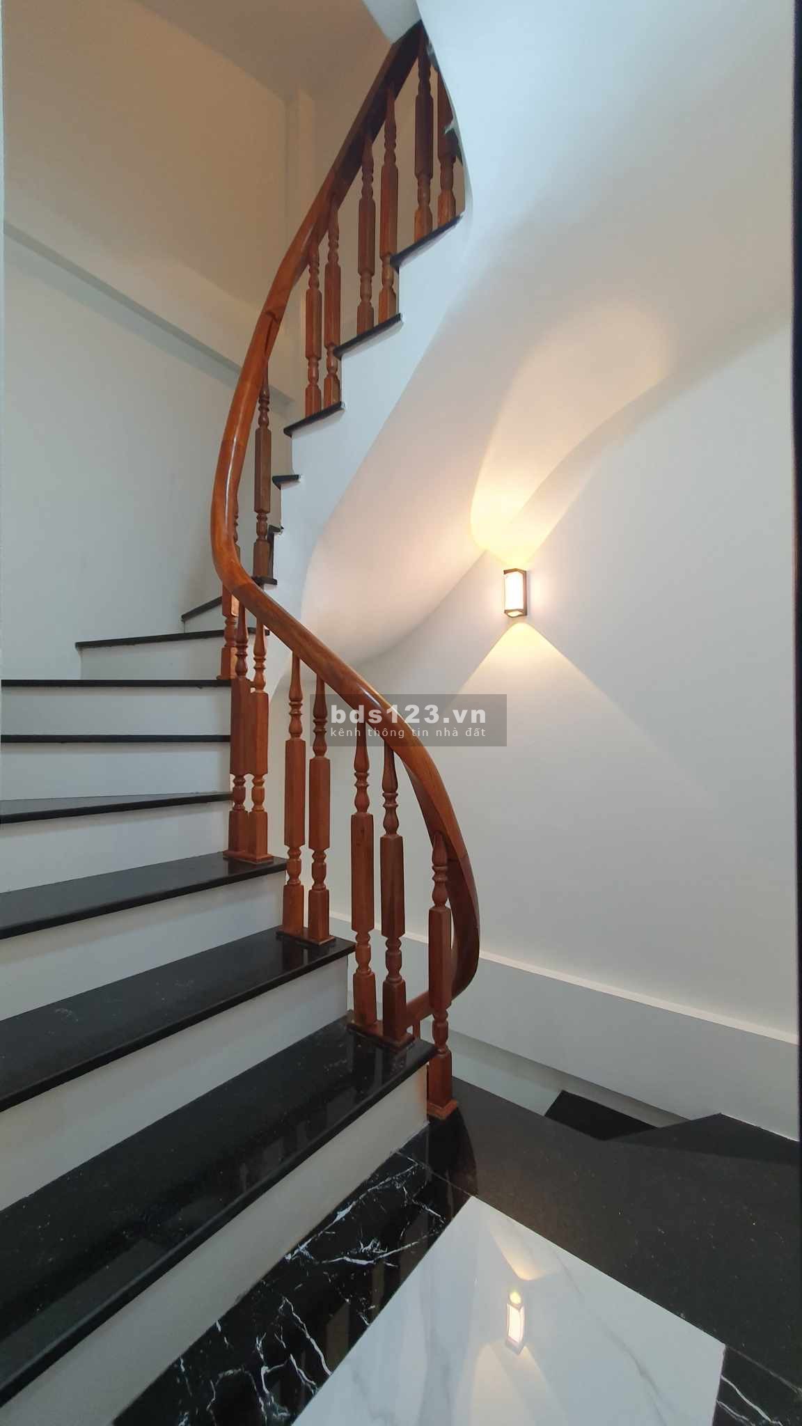 Bán nhà đường Hoàng Mai và bước ra Hồ Đền Lữ giá 3.9 tỷ có TL
