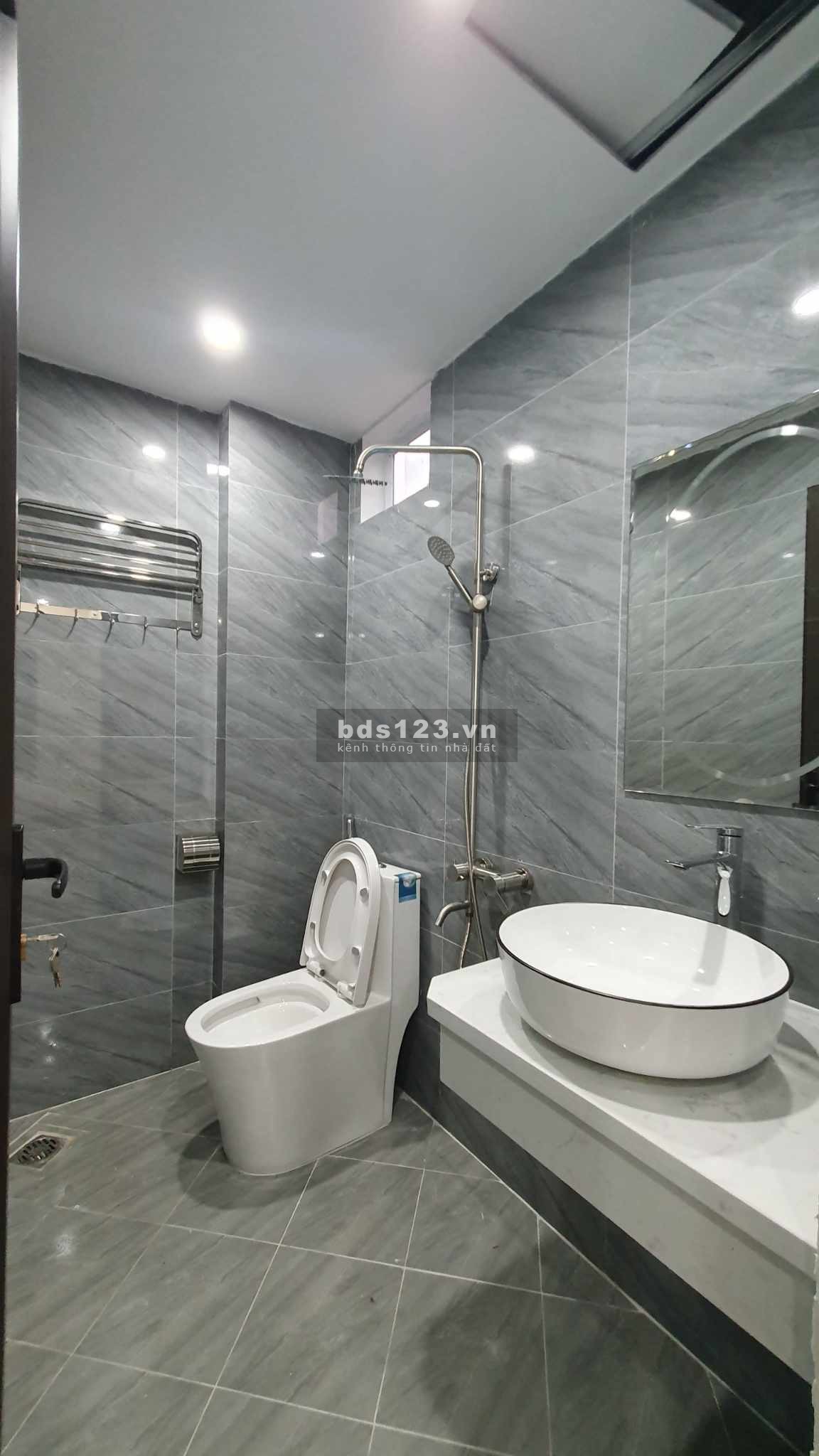 Bán nhà đường Hoàng Mai và bước ra Hồ Đền Lữ giá 3.9 tỷ có TL