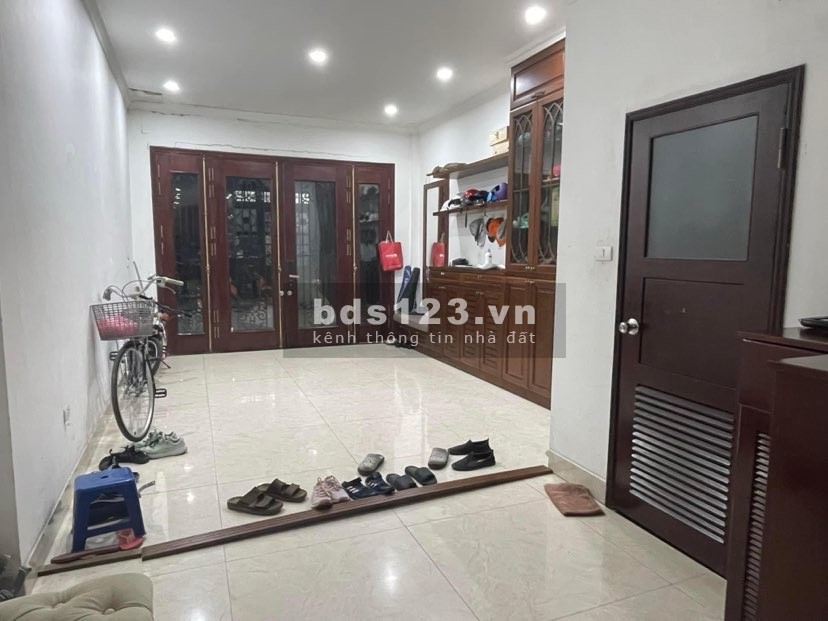 Cực phẩm! Phố Quần ngựa Ba Đình. 70m, 6 tầng, thang máy. Chỉ 300tr/m chưa TL