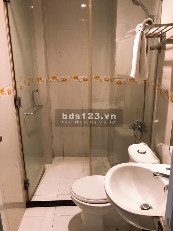 Khách sạn kinh doanh - Đối diện bến xe Miền Đông - Thuê khoán 400 triệu/ năm, 10 phòng