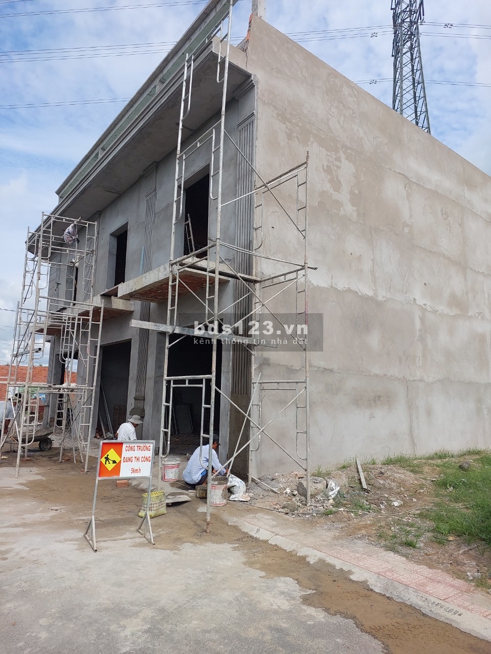 Nhà 1 trệt 1 lầu bán giao có nội thất. Gần chợ Tân Hiệp