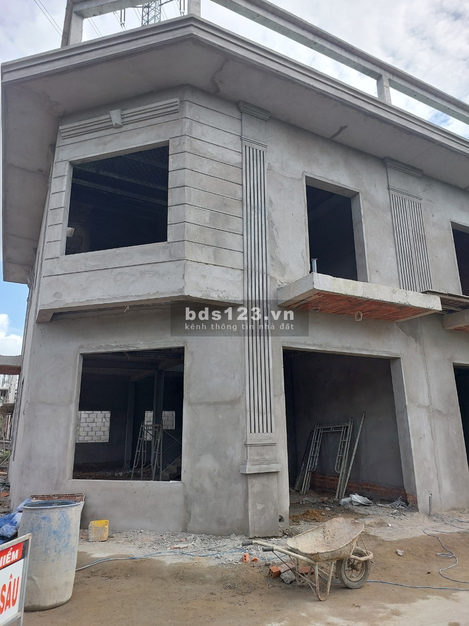 Nhà 1 trệt 1 lầu bán giao có nội thất. Gần chợ Tân Hiệp