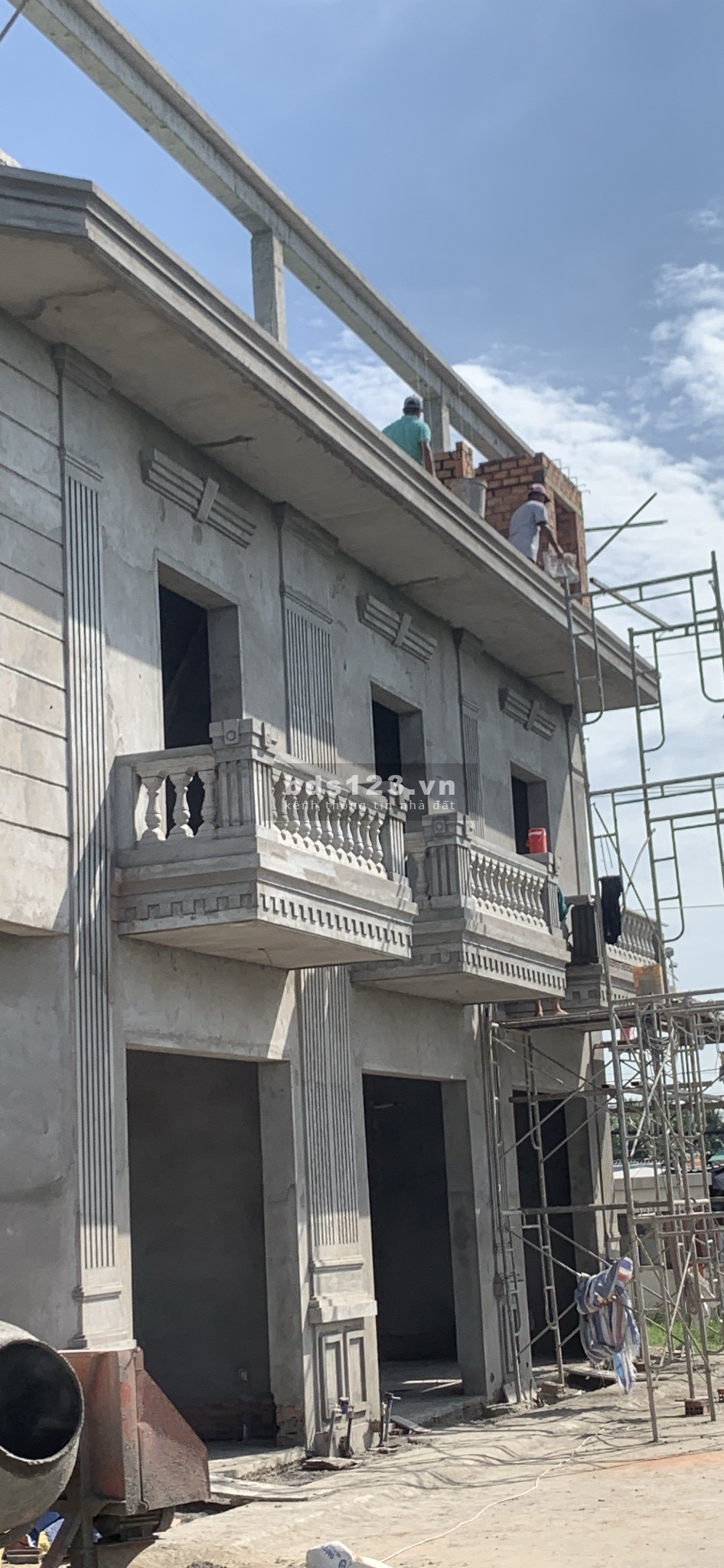 Nhà 1 trệt 1 lầu bán giao có nội thất. Gần chợ Tân Hiệp