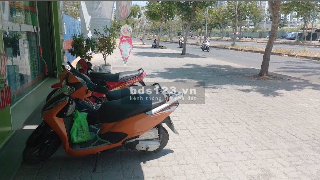 Cho thuê mặt bằng ngang 10m dài 12m ngay ngã tư Phạm Hữu Lầu