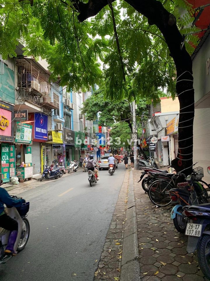 Nhà Hiếm - Mặt Phố - Vỉa hè đá bóng- Kinh doanh đỉnh