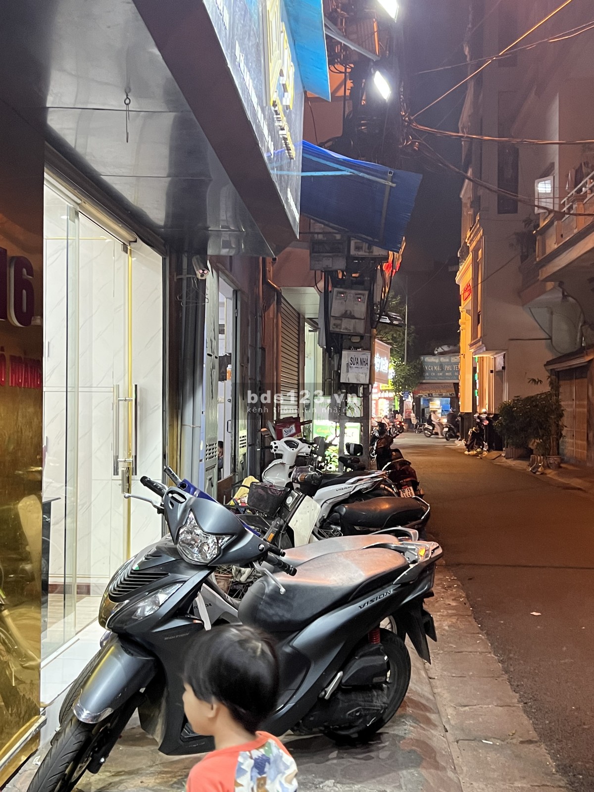Cho thuê cửa hàng Tầng 1Diện tích :25m2Mt:3,3mVỉa hè:2,7mĐường trước nhà 5m