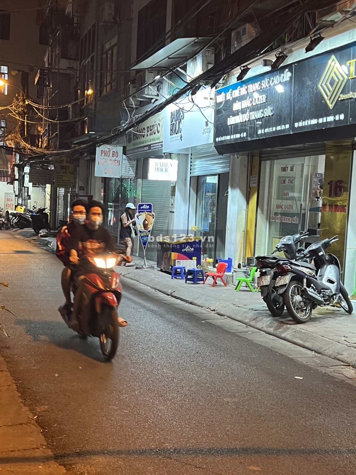Cho thuê cửa hàng Tầng 1Diện tích :25m2Mt:3,3mVỉa hè:2,7mĐường trước nhà 5m