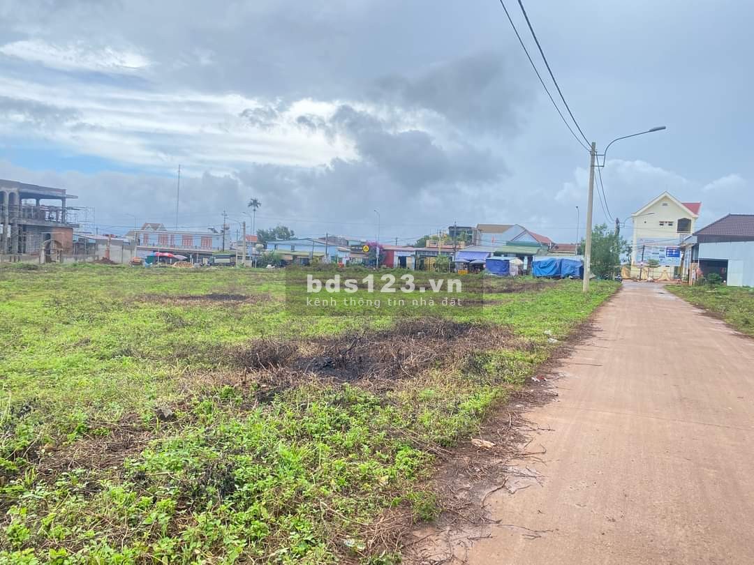 Bán cặp đất ngay UBND giá 6xx triệu/lô (x tiểu học)