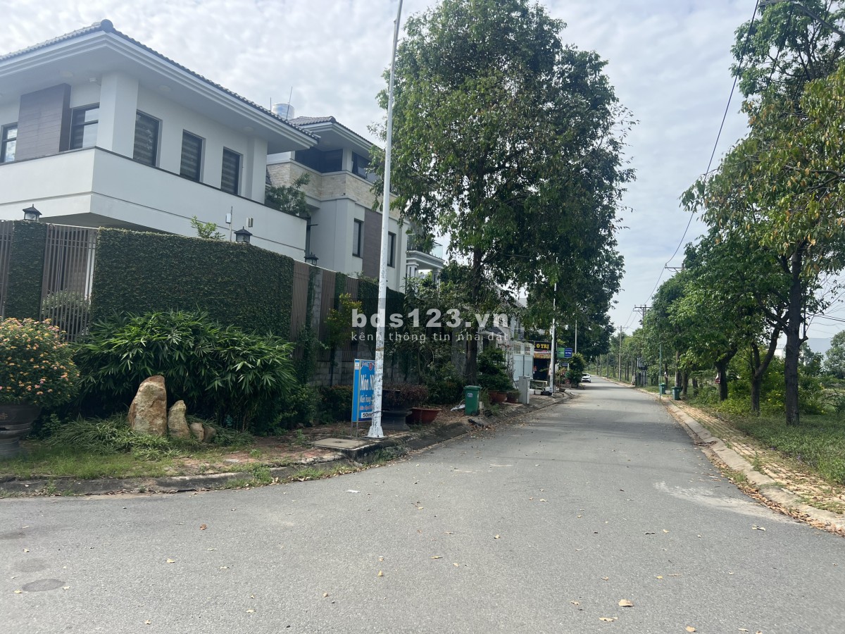 Siêu phẩm! Lô góc 354m2 16x21.5, 2 MT nhựa 8m, khu dân trí cao, công chức nhà nước, giáp Sài Gòn