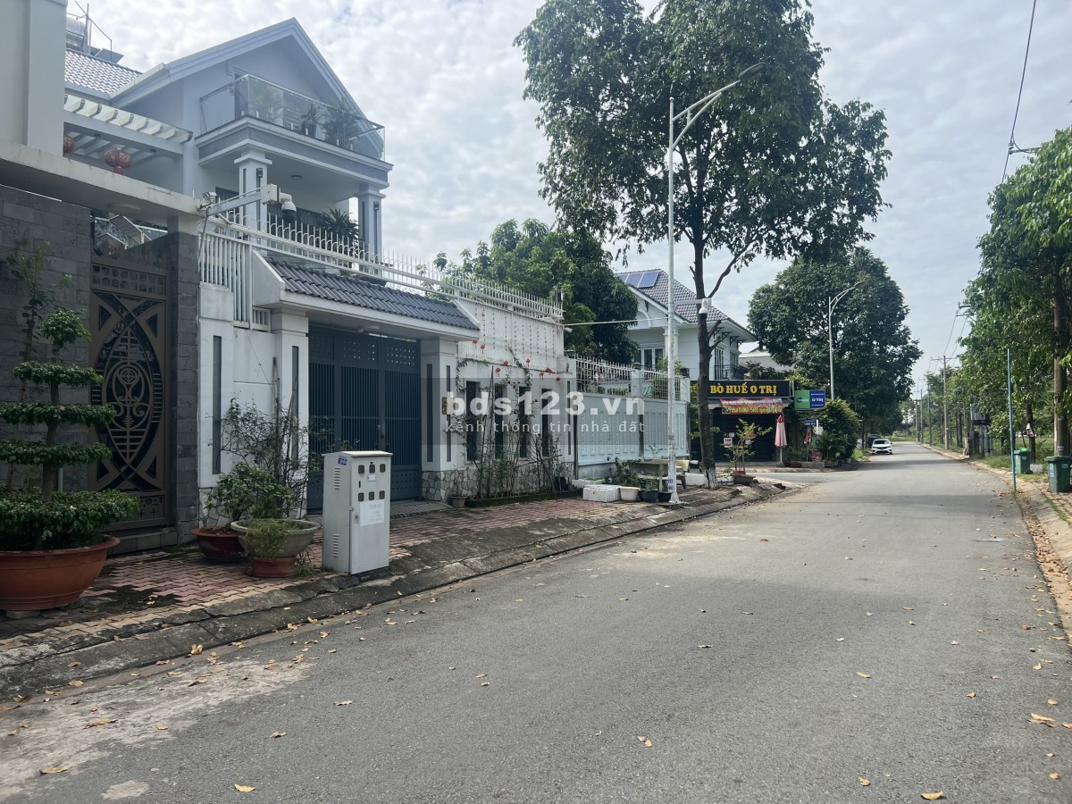 Siêu phẩm! Lô góc 354m2 16x21.5, 2 MT nhựa 8m, khu dân trí cao, công chức nhà nước, giáp Sài Gòn