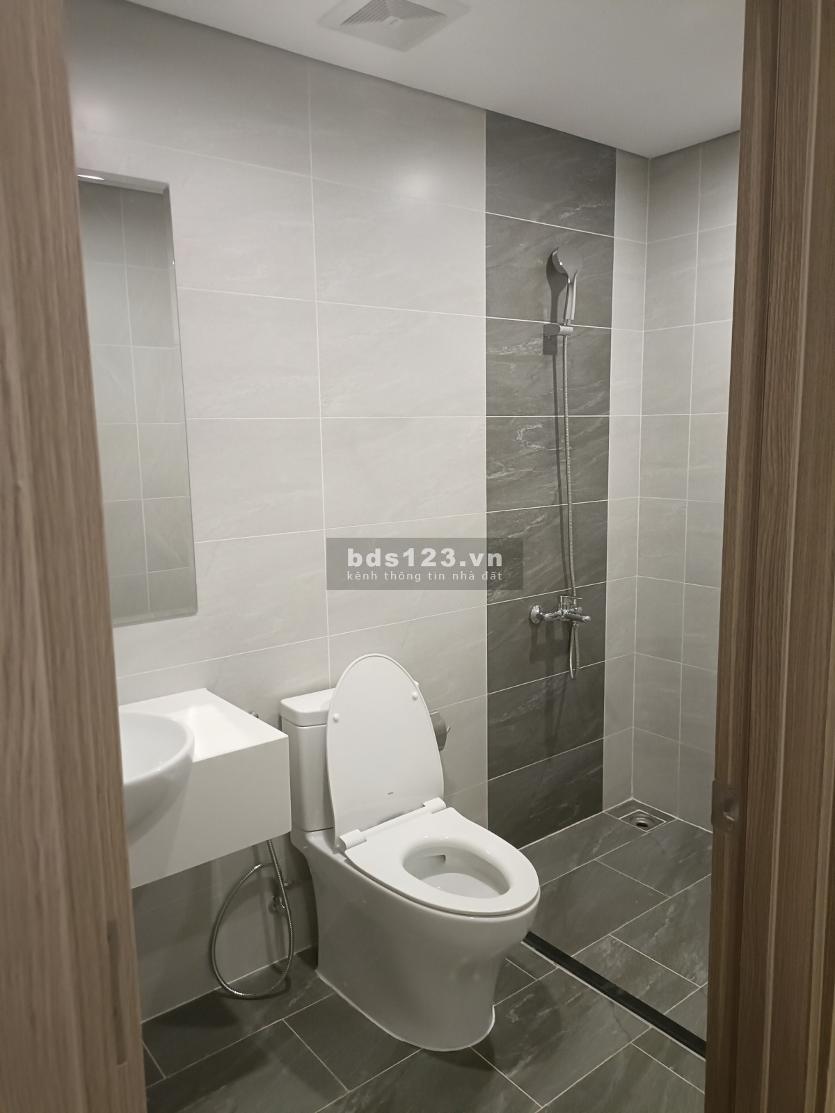 Vinhomes Quận 9 cho thuê căn 2PN 2WC có rèm giá chỉ 6 triệu/ tháng