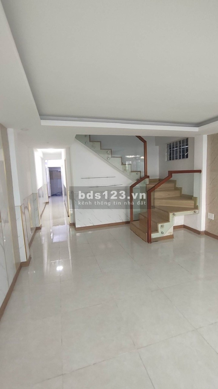 Bán Nhà 1 phút tới sân bay, ô tô đổ, 83m2, giá 3,6 tỷ.