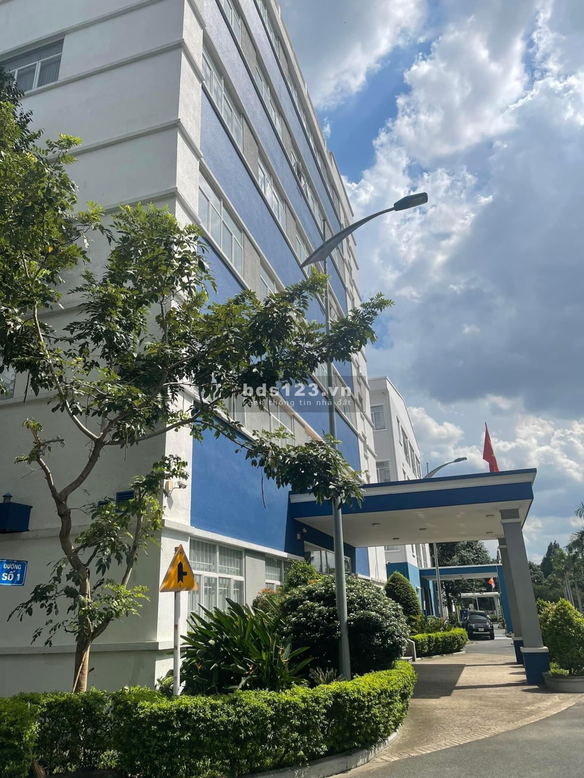 Công ty cần cho thuê nhà xưởng cao tầng (tổng diện tích hơn 2700 m2).