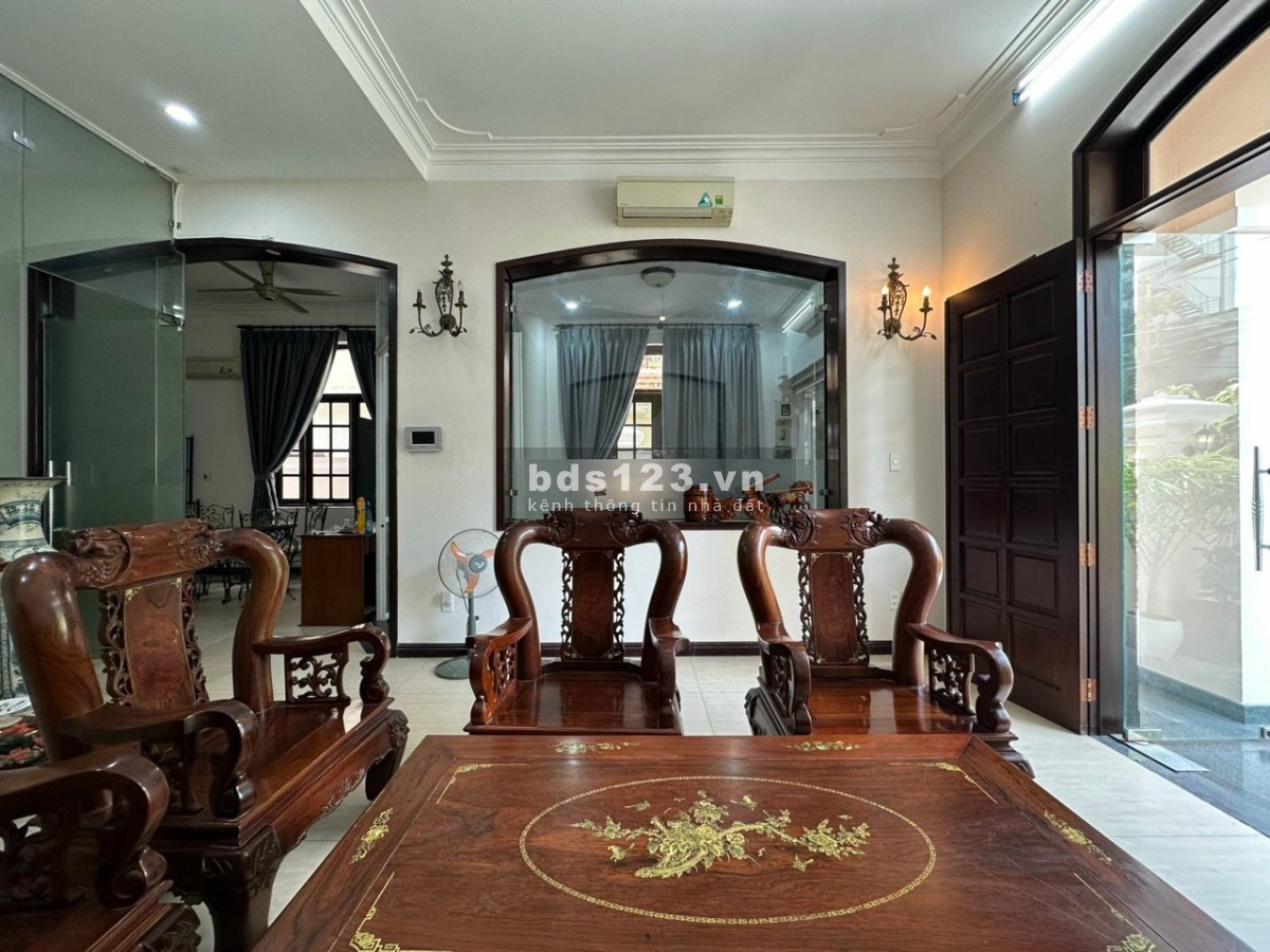 Cần cho thuê hoặc bán biệt thự cao cấp ở quận 2